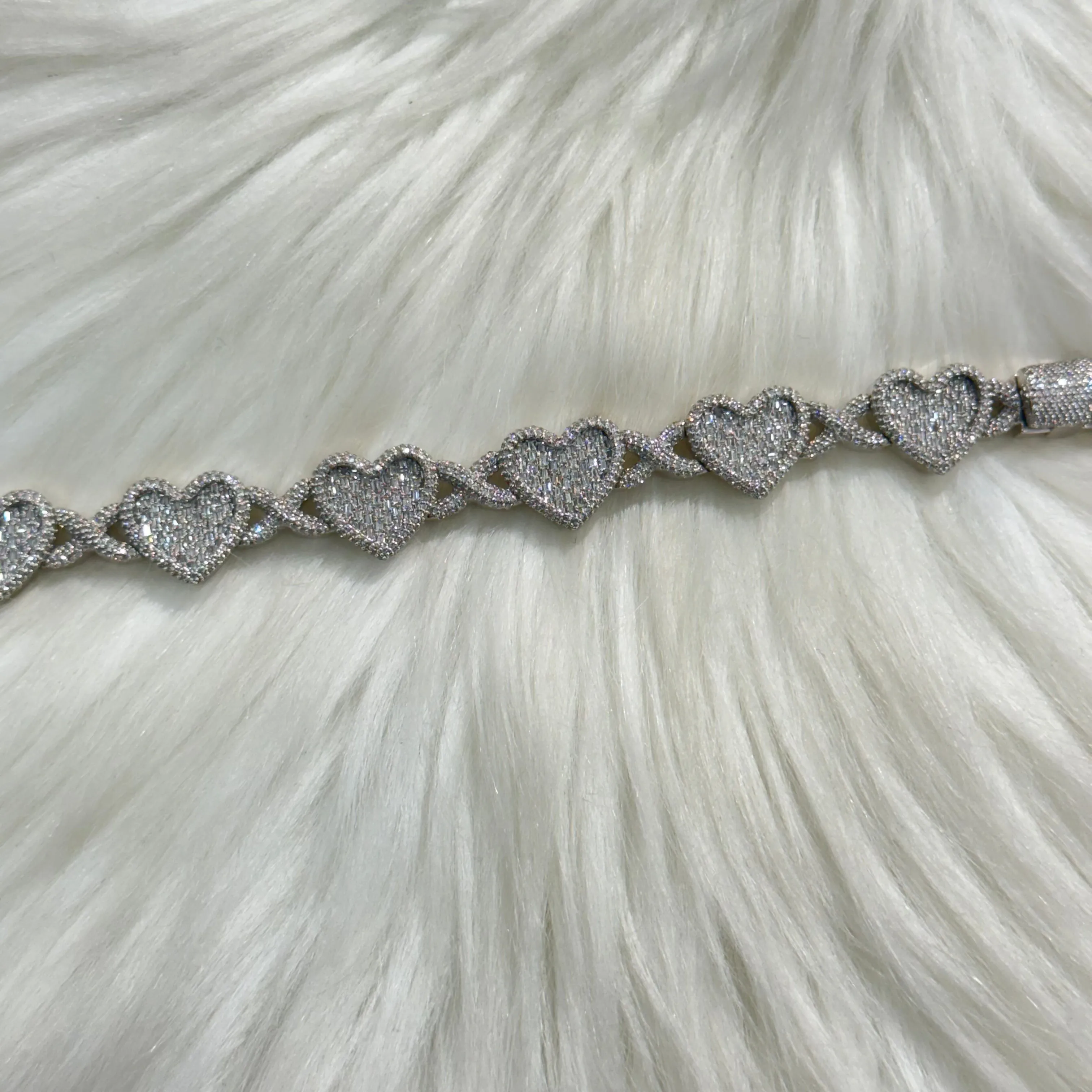 10K White Gold Xoxo Heart Bracelet 3.70Ct Dia / 28.9gr / 12.7mm / 7in