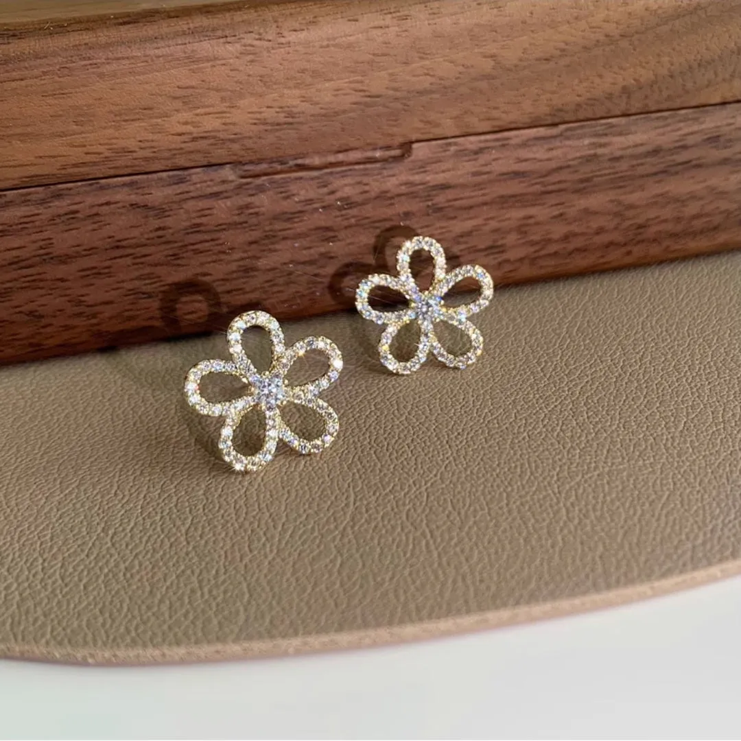 Stunning Little Zircon Flower Stud Earring