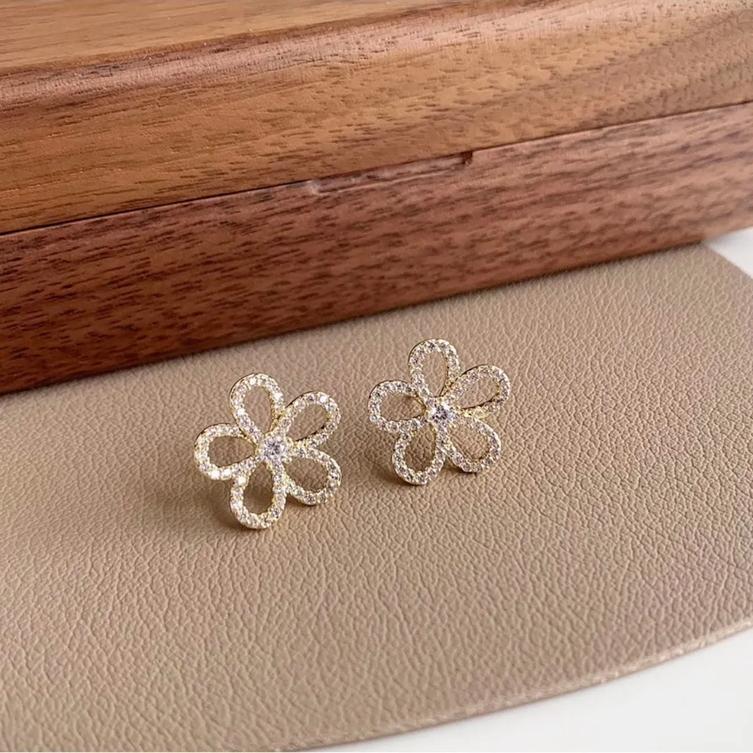 Stunning Little Zircon Flower Stud Earring