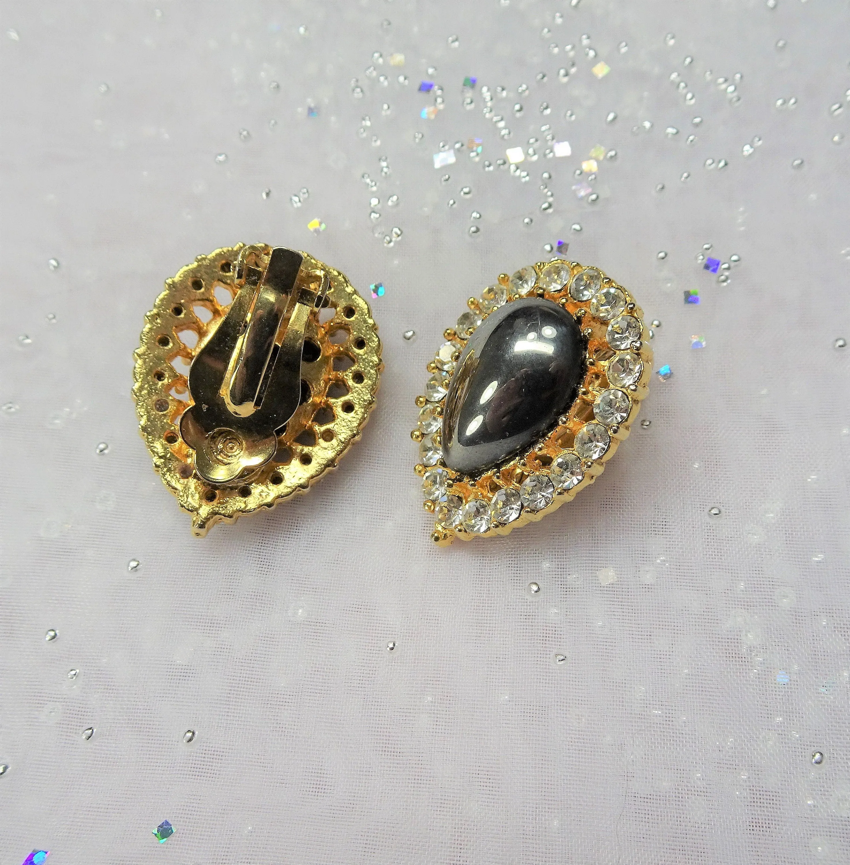 STUNNING Vintage Earrings,Luminous Gray Art Glass and Glittering Rhinestones Clip Ons,CLASSY Design,Collectible Jewelry